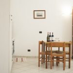 Casa Vacanze Fusina (Dogliani) – Appartamento Pianezzo: soggiorno con angolo cottura